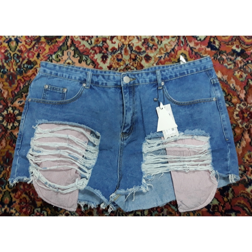 Daisy Ripped Exposed Pocket Shorts - Picture 2 of 6